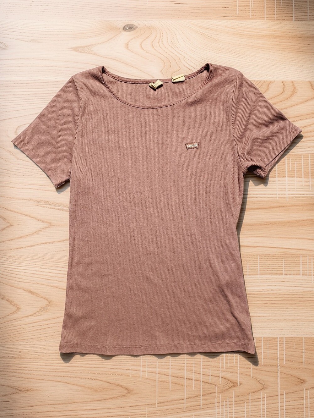 LEVI'S Women's Short Sleeve Crewneck Tee - Rose Taupe. Size M.